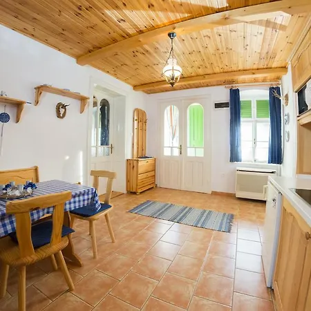 Hauszmann Vendeghaz 3* Palotabozsok