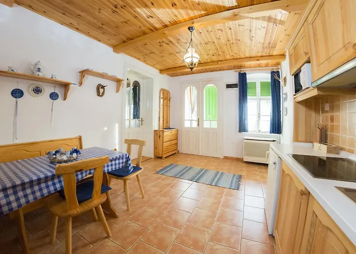 Hauszmann Vendeghaz 3* Palotabozsok